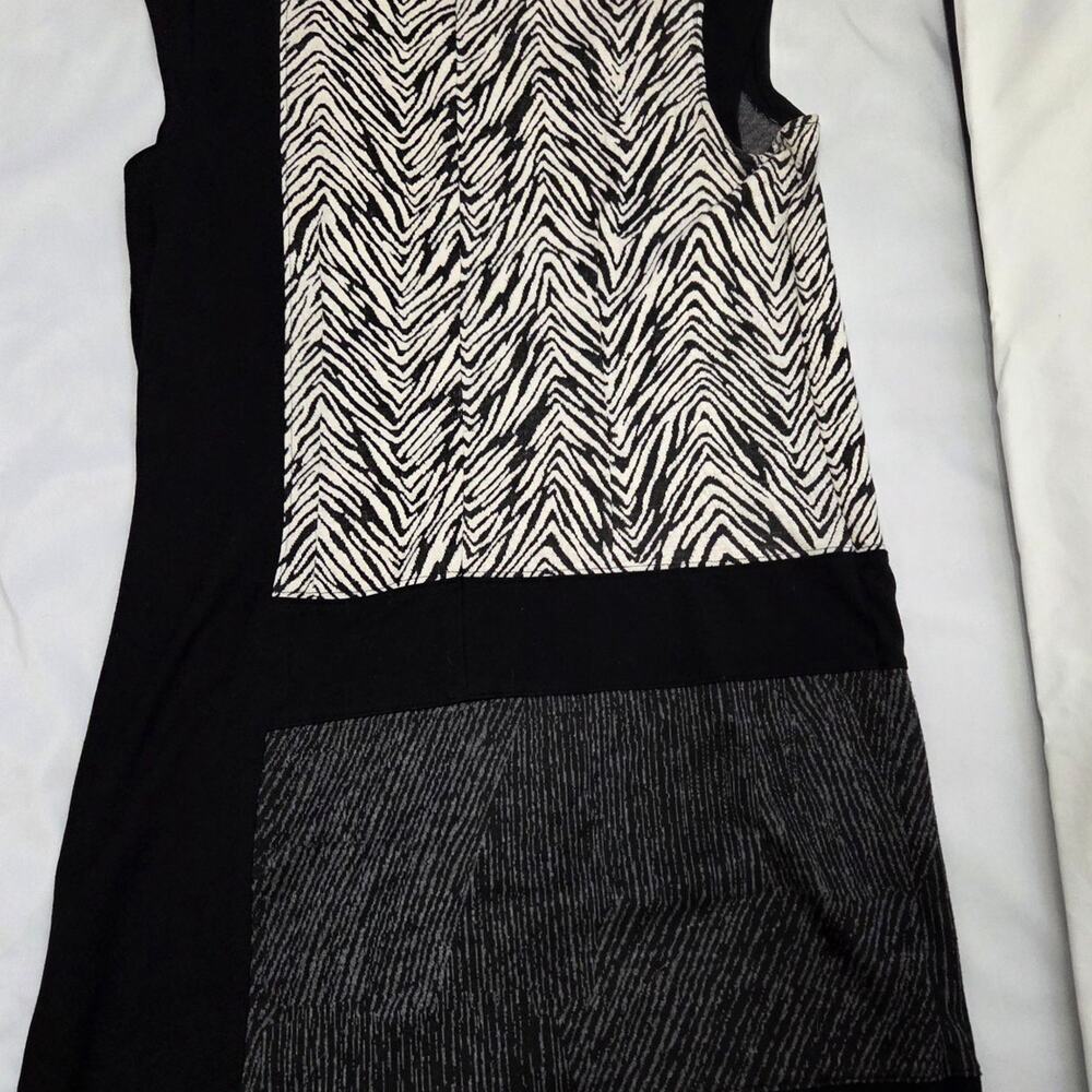Ann Taylor sleeveless down to knee length black and white dress womens size M